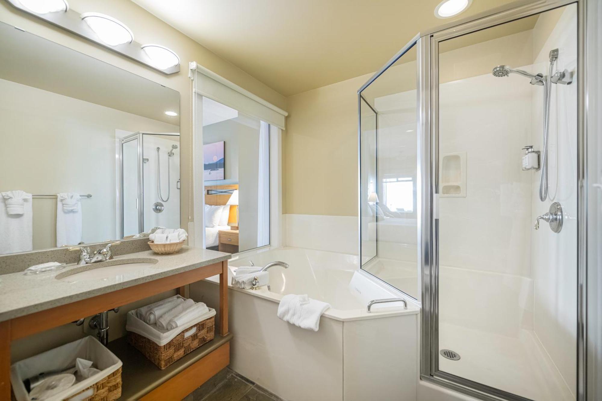 Sidney Waterfront Inn & Suites ภายนอก รูปภาพ