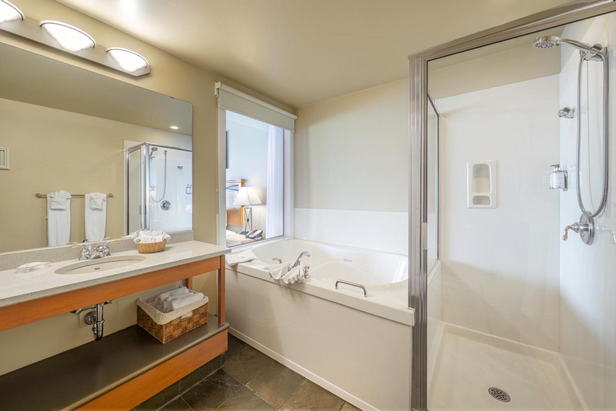 Sidney Waterfront Inn & Suites ภายนอก รูปภาพ